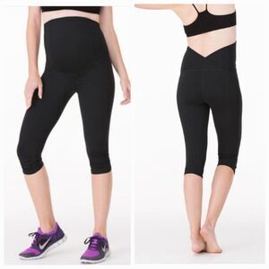 MATERNITY Ingrid & Isabel Black Crossover Panel Active Knee Capri Crop Leggings